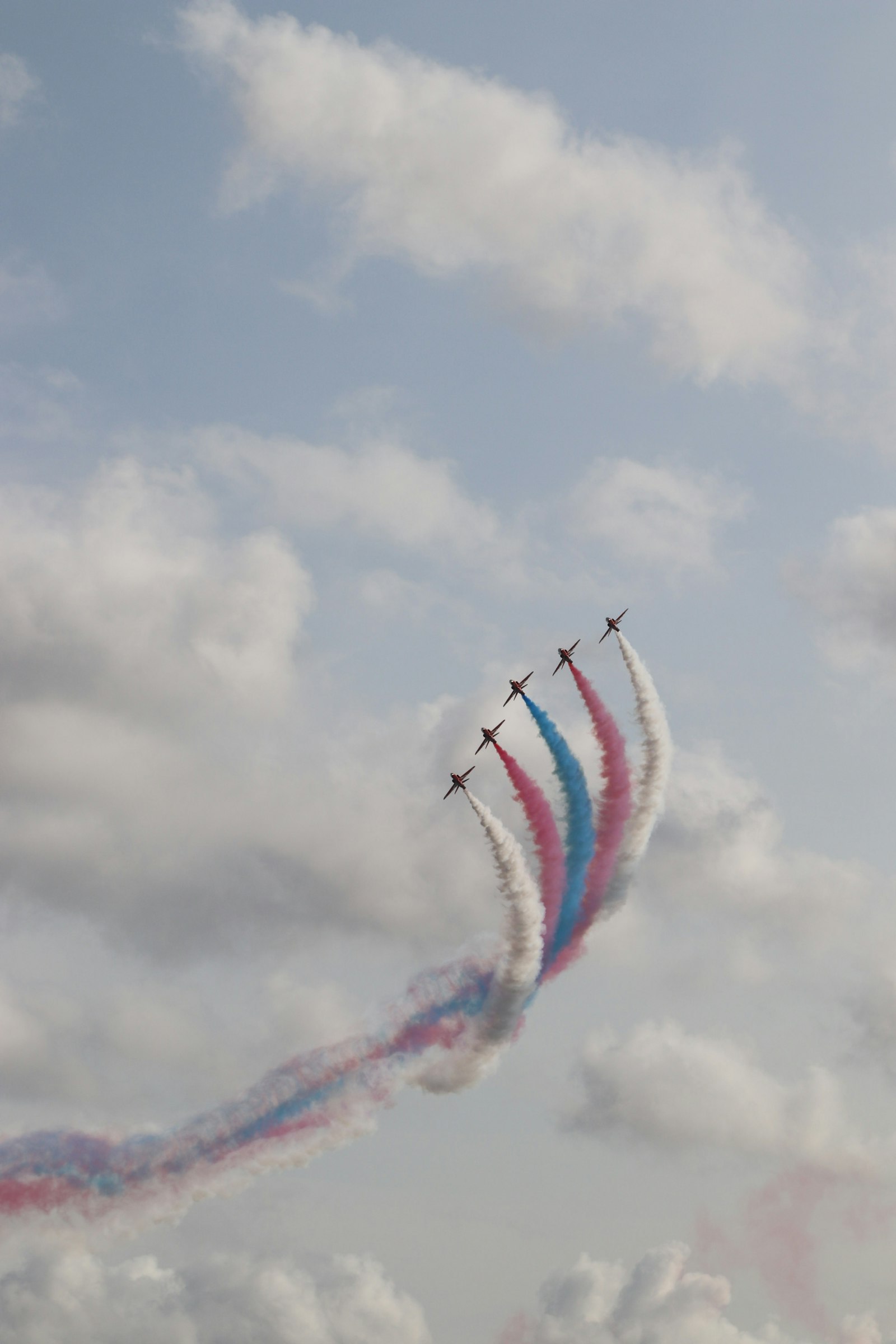 Pilot rozmawiający z grupą dzieci podczas pokazu lotniczego
